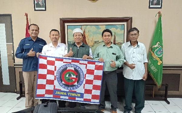 Foto Seusai diskusi foto bersama, Bambang Sugeng (tengah) Ketua AGEI Jatim bersama pengurus lainya dan pihak Kadin Jatim. (Foto : Dok AGEI Jatim for Ketik.com)