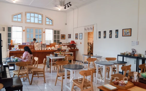 Foto Bagian kafe yang estetik di Pop Mason 52 Malang. (Foto: Aliyah/Ketik.com)