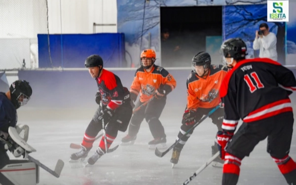 Foto Pemain Rhinos Ice Hockey Team Surabaya  jersey orange beradu skill melawan Tiger Ice Hockey Bali. (Foto: Rhinos)