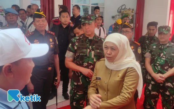 Foto Gubernur Jawa Timur Khofifah Indar Parawangsa bersama Forkopimda Jatim meninjau gerai koperasi merah putih di Desa Pucangan Montong Tuban, 21 Juli 2025. (Foto: Ahmad Istihar/Ketik)