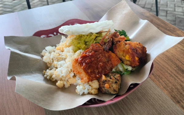 Foto Seporsi nasi empok lengkap dengan lauk pendampingnya. (Foto: Rosa/Ketik.com)