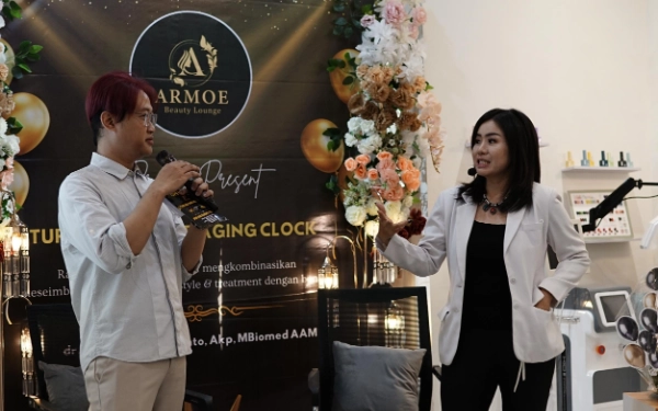 Foto dr. Okta diwawancarai MC soal kelebihan treatment di klinik kecantikannya yang kelas premium. (Foto: ABL)