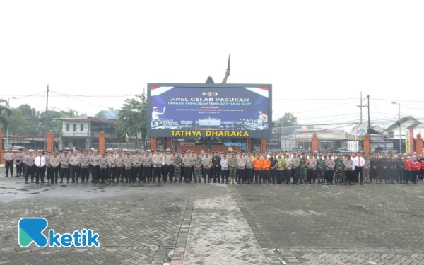Foto AKBP Ihram Kustarto memimpin apel  ops lilin semeru 2025  (Foto : sholahudin/Ketik)