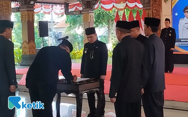Foto penandatanganan Berita Acara Pelantikan OPD di lingkungan Pemkab Mojokerto (Foto: Sholahudin/Ketik)