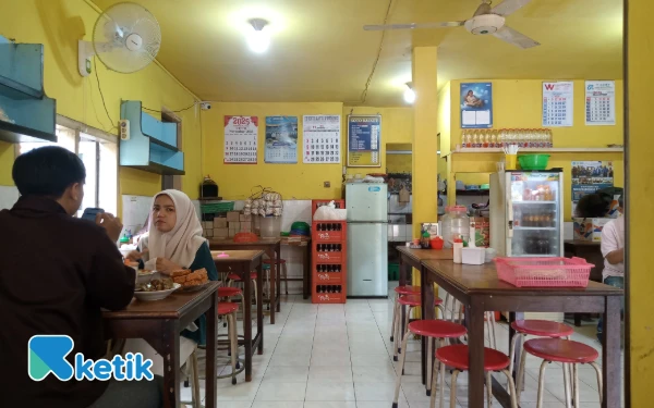 Foto Pengunjung sedang menikmati kuliner legendaris yang lezat di Soto Basket. (Foto: Aliyah/Ketik.com)