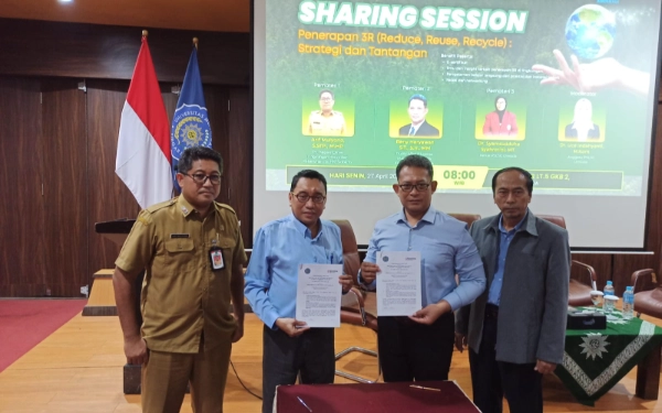 Foto Dari kiri, Plt Kepala DLHK Sidoarjo Arif Mulyono, Direktur DRPM Umsida Sigit Hermawan, Public Affair & License Manager PT Pabrik Kertas Tjiwi Kimia Tbk Beny Haryawan, dan Rektor Umsida Hidayatulloh setelah penandatanganan MoU dan MoA di Kampus 1 Umsida, Jalan Mojopahit, Sidoarjo pada  Senin (27 April 2026). (Foto: Wirakologi)