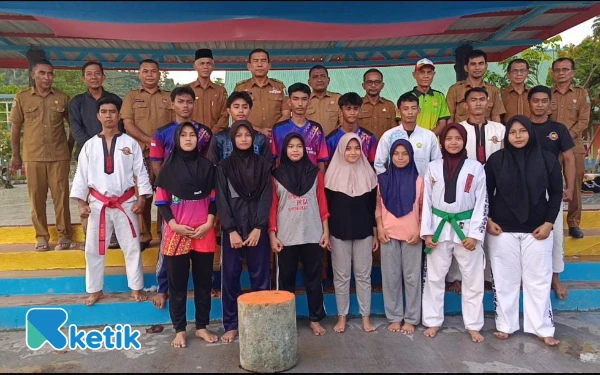 Foto Bupati Simeulue, Mohammad Nasrun Mikaris dan jajarannya meninjau tim atlet cabor tarung derajat persiapan Prakualifikasi Pekan Olahraga Aceh (Pra Pora) pada Senin, 23 Juni 2025. (Foto: Helman Gusti Fandaya/Ketik)