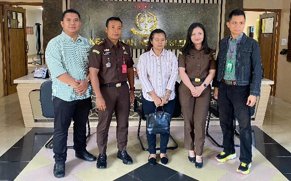 Foto Terpidana Anggun Kurniasih (tengah) yang jadi buronan sejak 2019 saat  dibawa ke Kejari Sleman oleh Tim Tabur Kejati D I Yogyakarta. (Foto: Penkum Kejati DIY/Ketik)