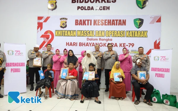 Foto Kapolda Aceh Irjen Pol. Dr. Achmad Kartiko bersama Wakapolda Brigjen Pol. Ari Wahyu Widodo, Foto bersama Peserta Operasi Katarak dan Khitanan Massal. (Foto/Helman/Ketik)