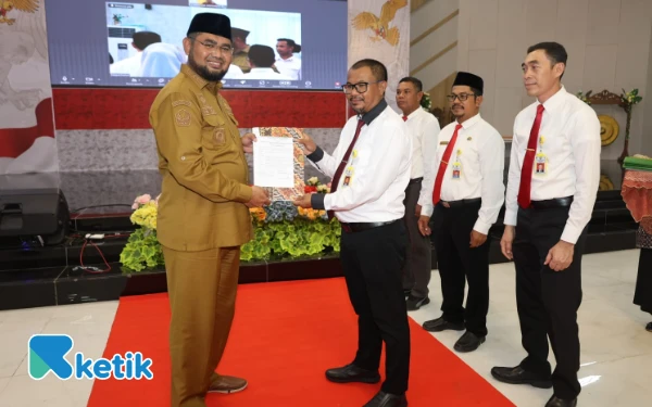 Foto Bassam Kasuba dan Ikbal Mustafa saat serah terima dokumen Sitangkas (Foto: Mursal/Ketik.co.id)