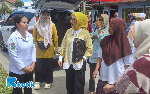 Foto Mardiana Bopeng memastikan seluruh korban bencana banjir tersentuh bantuan (Foto: Uny For Ketik.co.id)