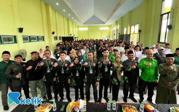 Foto Dari kanan, Ketua Dewan Syuro DPC PKB Sidoarjo KH Athoillah dan Ketua Dewan Tanfidz Abdillah Nasih bersama anggota Fraksi PKB di DPRD Sidoarjo dan kader-kader Panji Bangsa peserta pendidikan.  (Foto: DPC PKB Sidoarjo)