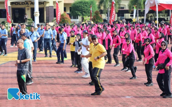 Foto Kapolda Aceh bersama para personil saat melaksanakan Olahraga Bersama di lapangan Polda Aceh, Rabu 25 Juni 2025 (Foto/Helman/Ketik)