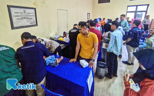 Foto Peserta sedang dikhitan oleh dokter dan petugas kesehatan. (Foto: Al Ahmadi/Ketik)