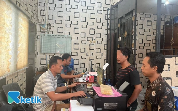 Foto SJ (40) pelaku peredaran narkoba saat diinterogasi oleh Sat Resnarkoba Polresta Cilacap. (Foto: Humas Polresta Cilacap for Ketik)