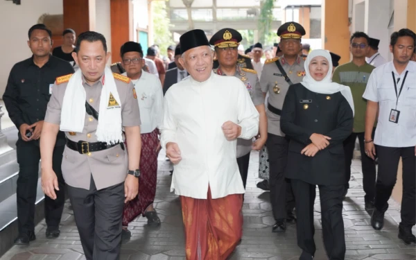 Foto Kapolri Jenderal Listyo Sigit Prabowo didampingi Gubernur Khofifah, Kapolda Jatim dan Gus Kikin ziarah ke makam Presiden RI ke 4 KH. Abdurrahman Wahid (Gus Dur) di Ponpes Tebu Ireng Jombang, Rabu 25 Juni 2025 (Foto: Biro Adpim Pemprov Jatim)