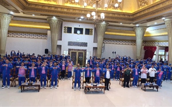 Foto Bupati Jember, Muhammad Fawait bersama Forkopimda dan seluruh atlet beserta offisial berfoto bersama sebelum resmi diberangkatkan di Porprov IV Jatim 2025. (Istimewa/ Diskominfo Pemkab Jember)