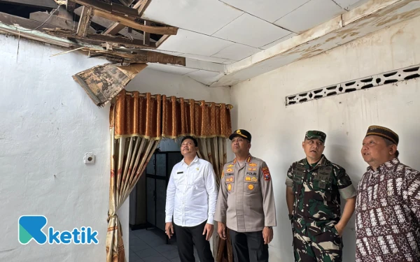 Foto Bupati Sidoarjo Subandi bersama Kapolresta Sidoarjo Kombespol Christian Tobing, Dandim Sidoarjo Letkol Dedyk Wahyu, serta anggota DPRD Sidoarjo M. Nizar menyaksikan kerusakan atap rumah Kusmiati di Krian. (Foto: Kominfo Sidoarjo)