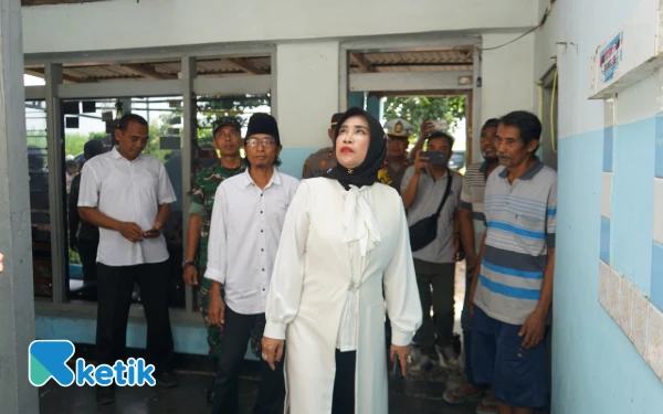 Foto Wakil Bupati Sidoarjo Mimik Idayana melihat kondisi rumah Sugiono dan memberikan bantuan untuk Sugiyono di Balongbendo. (Foto: Kominfo Sidoarjo)