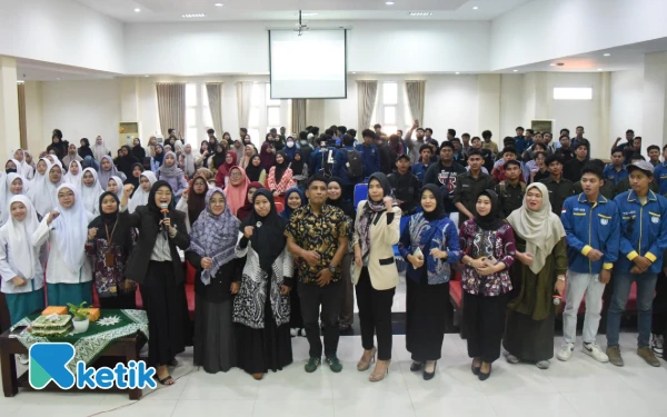 Foto Dinas Kominfo Sidoarjo dan mahasiswa Umsida berfoto bersama saat sosialisasi keterbukaan informasi. (Foto: Sigit Kominfo Sidoarjo)