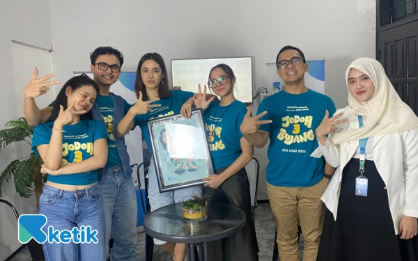 Foto Para pemain Jodoh 3 Bujang saat menerima cinderamata dari Ketik.co.id. (Foto: Shinta Miranda/Ketik.co.id)