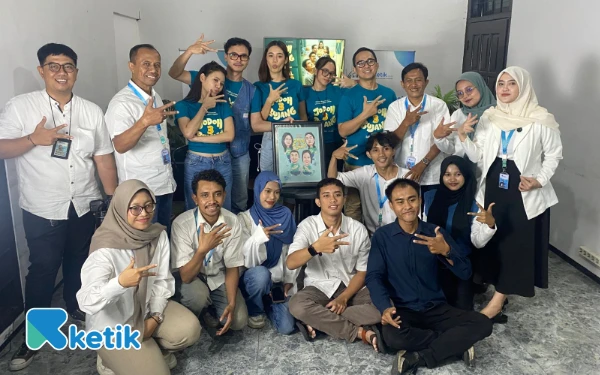 Foto Foto bersama para pemain Film Jodoh 3 Bujang dengan Tim Ketik di Surabaya. (Foto: Shinta Miranda/Ketik.co.id)