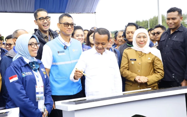 Foto Menteri ESDM Bahlil Lahadalia dan Gubernur Khofifah mengikuti dari Kabupaten Bondowoso (Foto: Biro Adpim Pemprov Jatim)