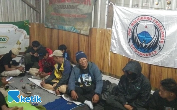 Foto Mamat bersama GPA Malioboro Frelance (MF) saat melakukan tirakatan di basecamp Cemoro Kandang.  (Foto: GPA MF /Ketik)