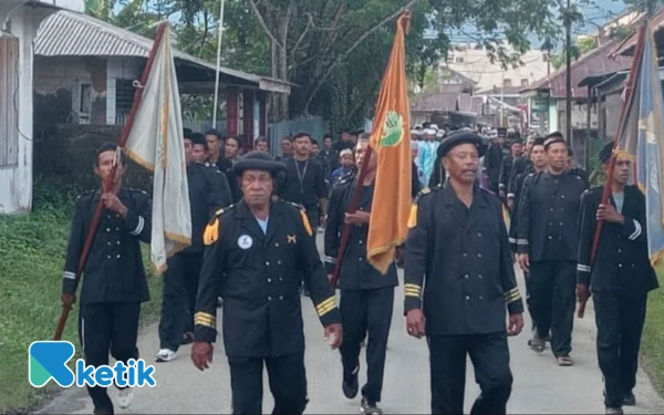 Foto Pasukan adat Kesultanan Bacan (Kompeni Raa) mengawal jalanya ritual Jumat 27 Juni 2025 (Foto: Mursal/Ketik.co.id)