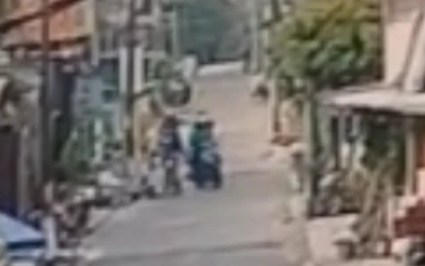 Foto Foto rekaman CCTV dari Kantor Kelurahan Jeruk, Lakarsantri, Surabaya saat korban hendak di jambret (25/06/2025) (Foto: CCTV Kelurahan Jeruk)