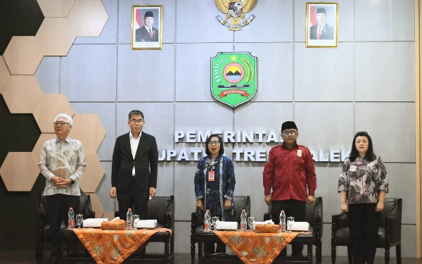 Foto Kepala Dinas Perindustrian dan Tenaga Kerja Kabupaten Trenggalek, Her Julianto (keempat dari kanan/baju merah)
