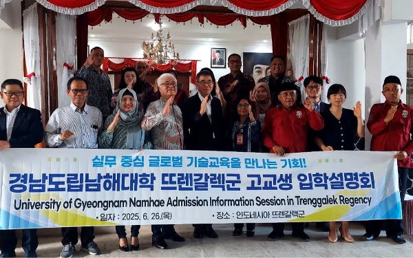 Foto Suasana penyambutan delegasi Universitas Gyeongnam Namhae Korea Selatan di depan ruang Paringgitan Pendopo Manggala Praja Nugraha Trenggalek