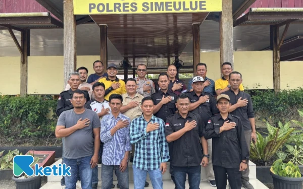 Foto Wakapolres Simeulue Foto Bersama Wartawan usai Ngopi Bareng (Foto/Helman/Ketik)