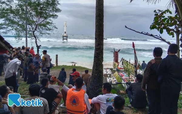 Foto Ratusan warga memadati lokasi acara larung saji. (Foto: Al Ahmadi/Ketik)