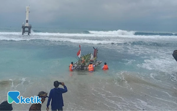 Foto Sesaji telah dilarungkan ke laut dari pinggir Pantai Pidaan Pacitan. (Foto: Al Ahmadi/Ketik)