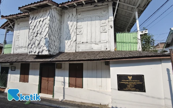 Foto Langgar Dukur Kayu yang terletak di Lawang Seketeng IV, Jalan Grogol GG I, Peneleh, Surabaya tempat bung Karno kecil belajar ngaji. (Foto: Fitra Herdian/Ketik)