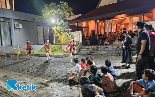 Foto Acara dilanjutkan dengan pertunjukan Tarian Jathilan dan Tarian Jaranan. (Foto: Atta/ Ketik)