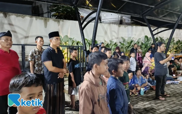 Foto Warga antusias menyaksikan pertunjukan seni tradisional dalam rangka menutup rangkaian peringatan Bulan Bung Karno. (Foto: Atta/ Ketik)