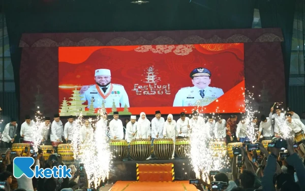 Foto Gubernur dan Wakil Gubernur Bengkulu bersama-sama memukul dol (alat musik pukul Bengkulu) sebagai tanda mulainya serangkaian acara Festival Tabut 2025 (Foto: Media Center Pemprov Bengkulu)
