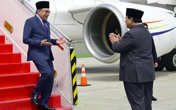 Foto Presiden Prabowo menyambut langsung PM Malaysia Anwar Ibrahim di Bandara Halim Perdanakusuma, 27 Juni 2025. (Foto: Setpres)