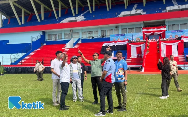 Foto Wahyu Hidayat dan jajaran meninjau kesiapan Stadion Gajayana. (Foto: Lutfia/Ketik)
