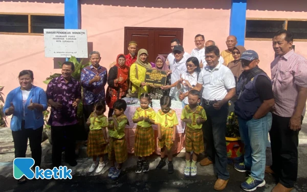 Foto Foto bersama saat peresmian PAUD Harapan Citra Bunda Wonokitri Surabaya. (Foto: Shinta Miranda/Ketik.co.id)