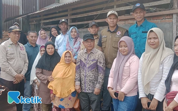 Foto Wabup Simeulue, Nusar Amin, Saat Sambangi Warga Masyarakat di Lokasi Musibah Kebakaran yang Turut didampingi Asisten 1 Sekdakab Asludin dan Para Kadis. Sabtu 28 Juni 2025 (Foto/Helman/Ketik)