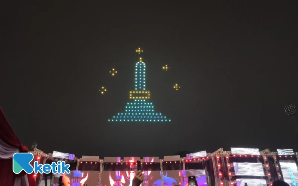 Foto Atraksi drone membentuk Tugu Malang atau Tugu Kemerdekaan di acara seremoni pembukaan Porprov Jatim IX di Stadion Gajayana, Sabtu, 28 Juni 2025. (Foto: Sholeh/Ketik)