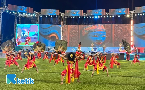 Foto Penampilan kesenian Reog pada pertunjukan kolosal seremoni pembukaan Porprov Jatim IX di Stadion Gajayana, Kota Malang, Sabtu, 28 Juni 2025. (Foto: Lutfia/Ketik)