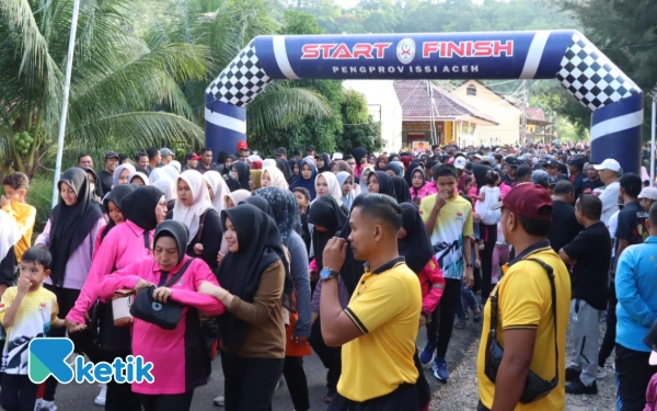 Foto Ribuan warga yang menjadi peserta jalan santai Polres Abdya dalam rangka Hari Bhayangkara berkumpul di titik start di Mapolres Abdya, Sabtu, 28 Juni 2025. (Foto: T. Rahmat/Ketik)