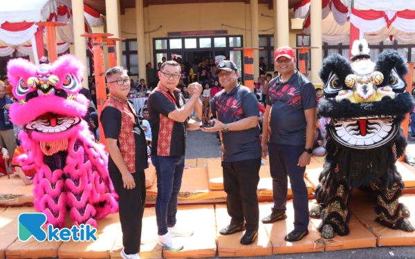 Foto Foto bersama Kapolres Abdya, AKBP Agus didampingi Wakapolres Misyanto bersama peseni barongsai di Mapolres Abdya, Sabtu, 28 Juni 2025. (Foto: T. Rahmat/Ketik)
