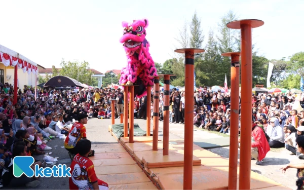 Foto Ribuan peserta jalan santai tampak serius menyaksikan atraksi barongsai di Mapolres Abdya dalam rangka memeriahkan Hari Bhayangkara ke-79, Sabtu, 28 Juni 2025. (Foto: T. Rahmat/Ketik)