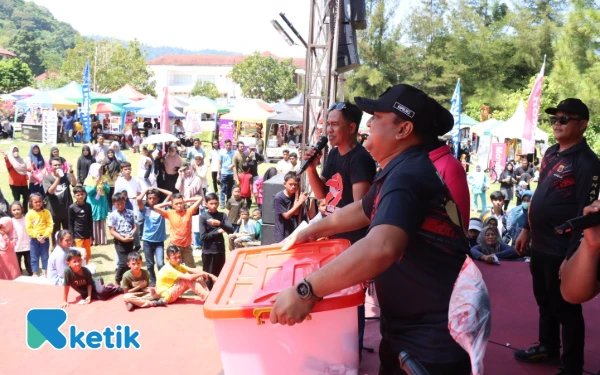 Foto Kapolres Abdya mengambil kupon hadiah utama jalan santai Polres Abdya di Mapolres Abdya, Sabtu, 28 Juni 2025. (Foto: T. Rahmat/Ketik)