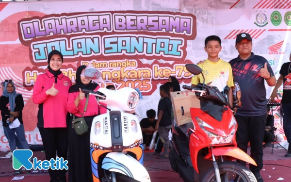 Foto Kapolres Abdya, AKBP Agus bersama Ketua Bhayangkari Polres Abdya, Ny Agus menyerahkan hadiah utama kepada peserta, Sabtu, 28 Juni 2025. (Foto: T. Rahmat/Ketik)